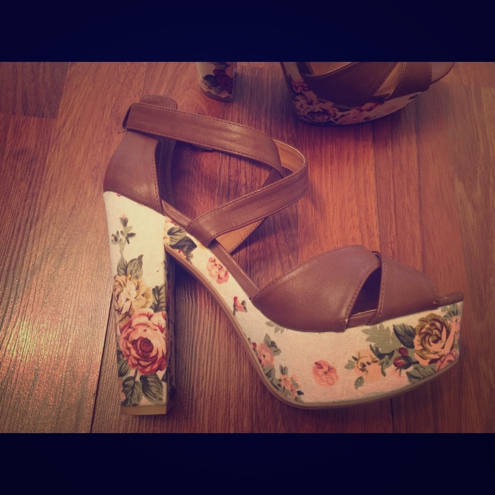 Flower print chunky heels